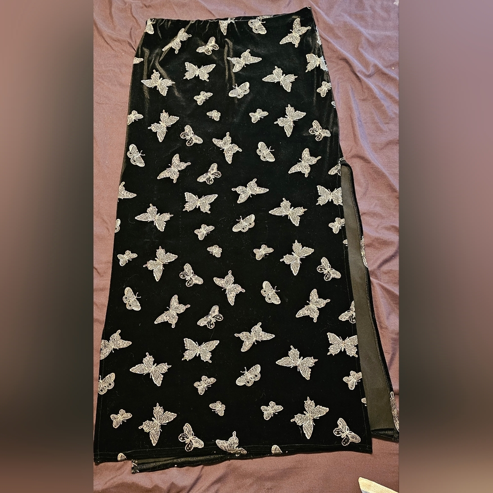 Classic 90s double slit midi skirt.